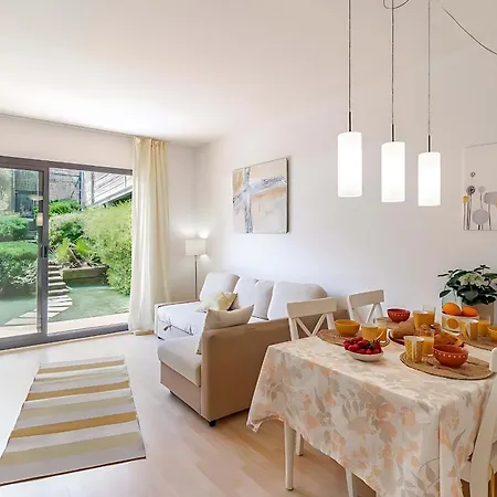 Pretty Garden Next To A Charming Apartamento